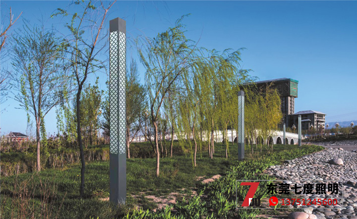 (QDJGDZ-015)公园景区3米-5米LED方形麻豆啪啪啪视频柱安装效果实拍图片