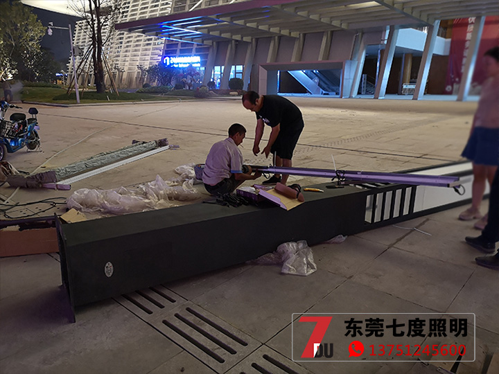 户外广场园林麻豆啪啪啪视频柱安装现场实拍