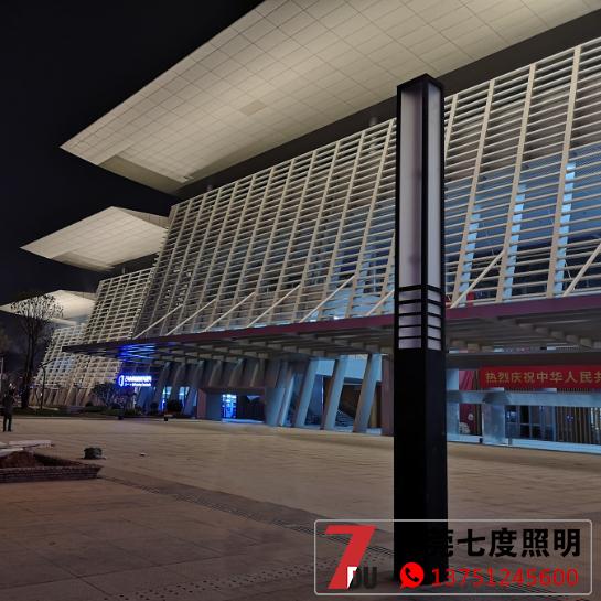 6米现代简约市政广场LED麻豆啪啪啪视频柱安装效果图