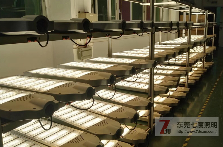 麻豆精品无码照明300W模组式大功率LED路灯头老化实拍